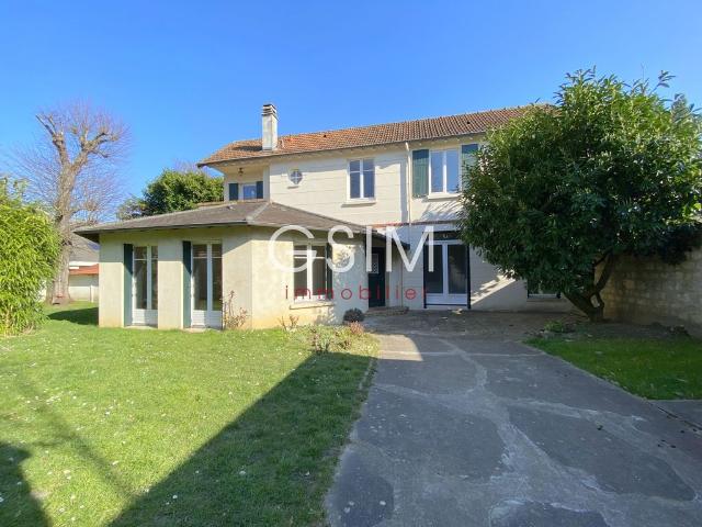 Maison de luxe en location à Garches, Île de France
