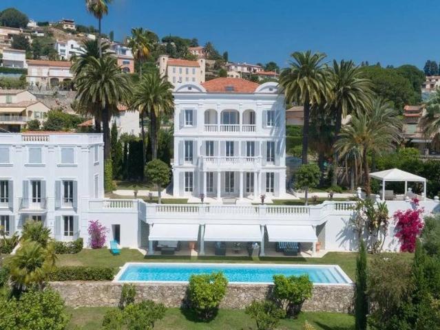 Maison de luxe de 8 pièces en location à Golfe Juan, France