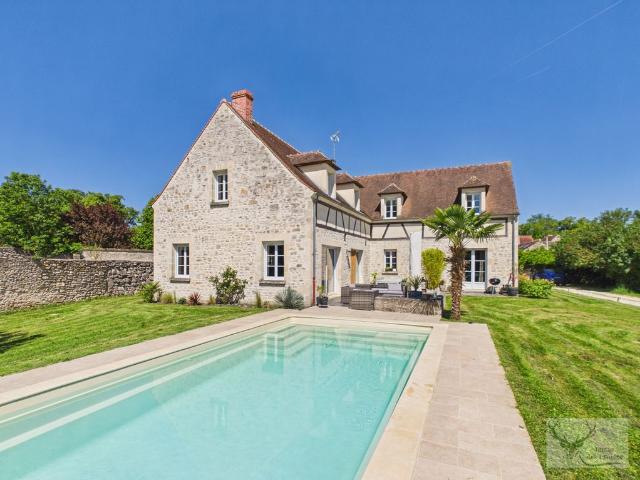 Maison de luxe en location à Senlis, Hauts de France