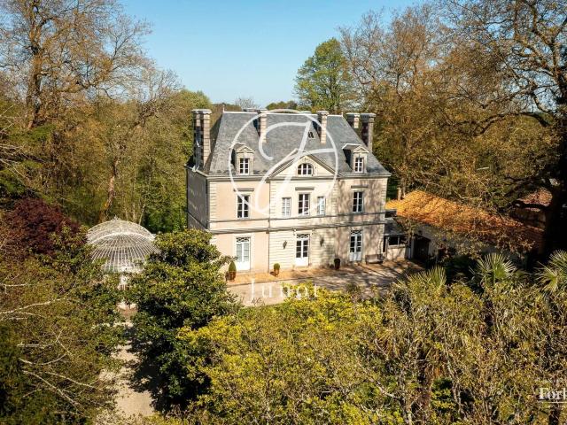 Maison de Maître Orangerie Dépendances Maison de gardien Parc à l'anglaise de plus de 3 hectares