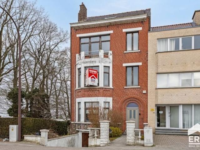 Maison de maître avec 5/6 ch, beau jardin et garage