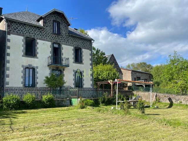 Maison de maitre avec gîte grange étable et dépendance
