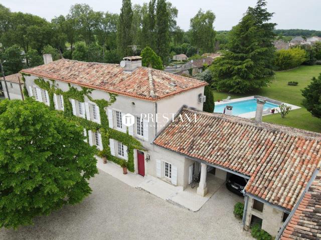 Maison de Maître avec granges, pigeonnier, parc, et piscine 310m² Angoulême