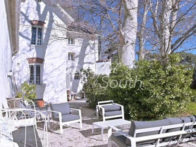 MAISON DE MAÎTRE AVEC DEPENDANCE, PARC ET PISCINE, PROCHE PERPIGNAN