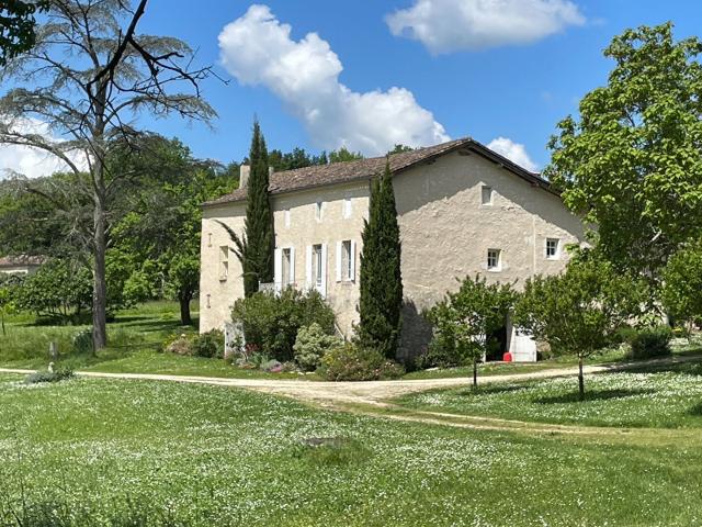 Maison de Maître avec dépendances, 20 hectares et étang 201m² Montcaret
