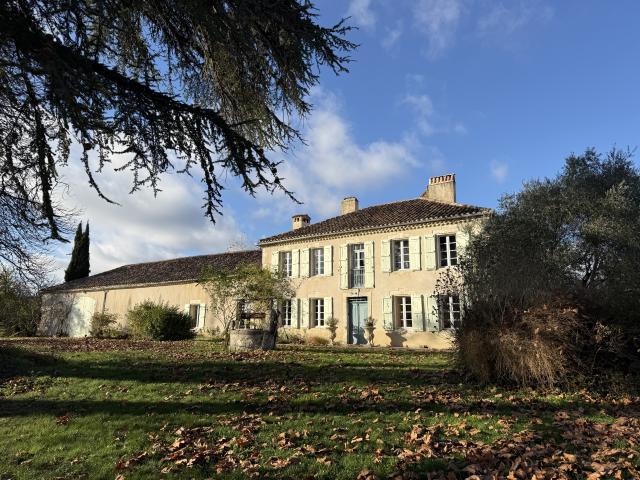 Maison de maitre avec dépendances et piscine au calme sur 11ha à Castelnau d’Auzan Labarrère