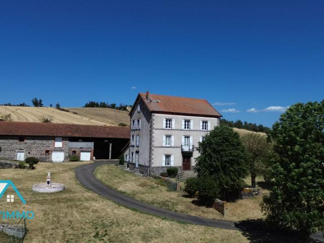 Maison de maitre avec dépendances et terrain
