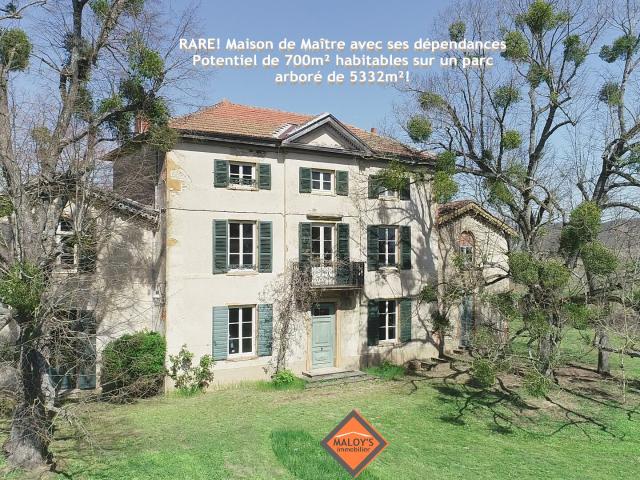 Maison de maître avec dépendances Potentiel de 700 m2 habitables sur un terrain de plus de 5 300 m2 !