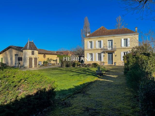 Maison de maître avec jardin, piscine et chai À 10 min de