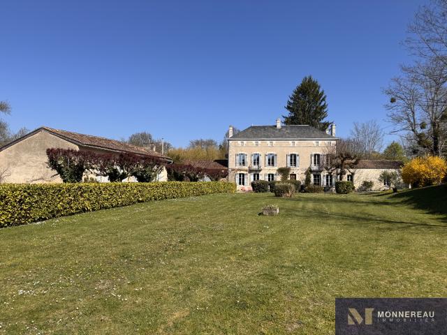 MAISON DE MAITRE AVEC PARC ET PISCINE