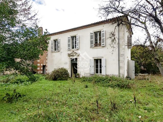 Maison de maître avec parc paysager Cœur du village de Villefranche du Queyran