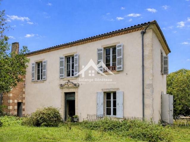 Maison de maître avec parc paysager Coeur du village de Vil