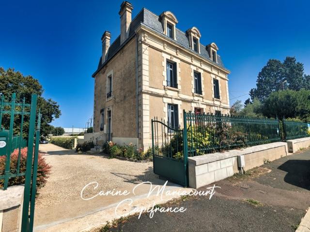 MAISON DE MAITRE AVEC PISCINE à 25 minutes de Niort 5 CHAMBRES TERRAIN CLOS DE 1203 M2