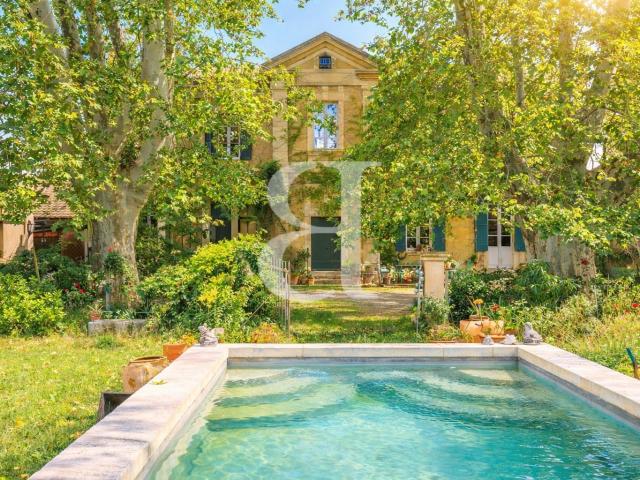 Maison de maître avec piscine et dépendances proche de L'Isl. 321m² Le Thor