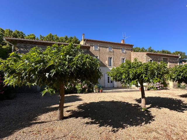 Maison de maître avec piscine, jardin et granges
