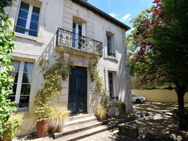 Maison de maître avec piscine sur terrain arboré