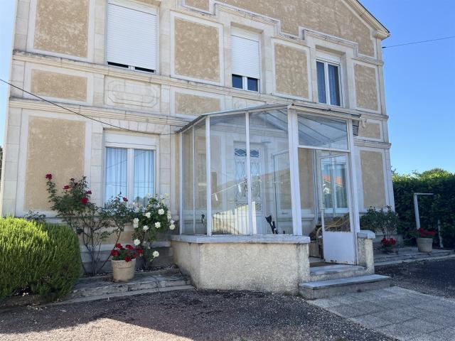 Maison De Maitre avec un jardin, une piscine, une maison T3. 225m² Casteljaloux