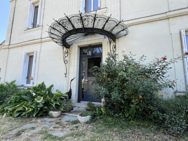 MAISON DE MAITRE AVEC UN TRÈS BEAU PARC & PISCINE EN ANJOU