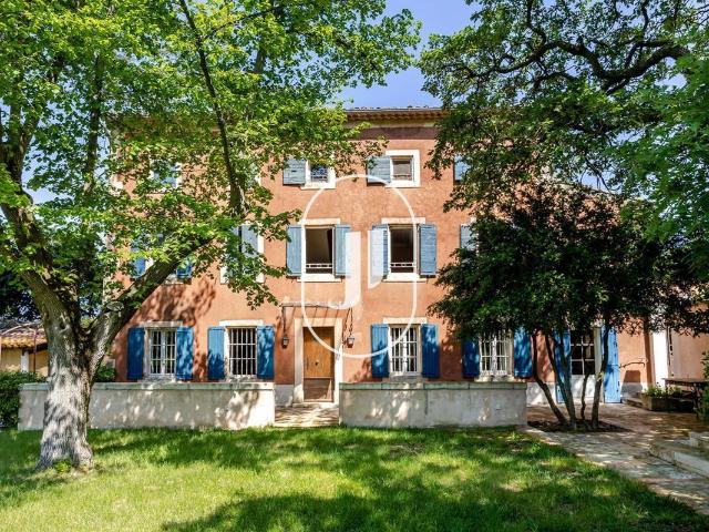 Maison de maitre avec vue exceptionnelle sur le Luberon à ve. 251m² Oppède