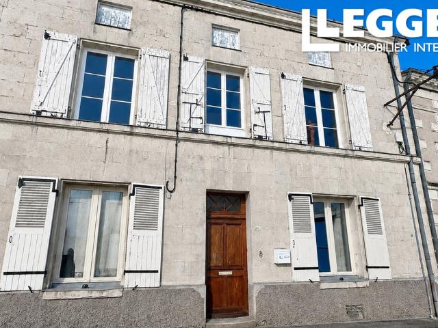 Maison de maître à rafraîchir dans un village avec tous commerces de proximité dont écoles, terrain séparé