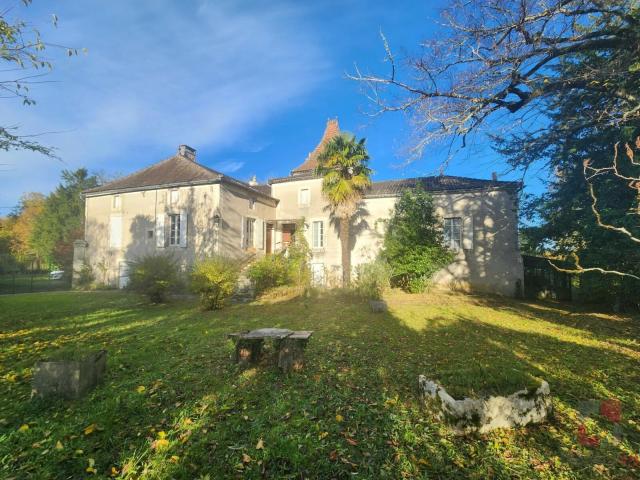 Maison de Maître à rénover avec dépendance 409m² Luzech