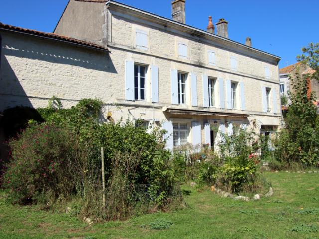 Maison de Maître Charentaise du XIXe siécle avec dépendances