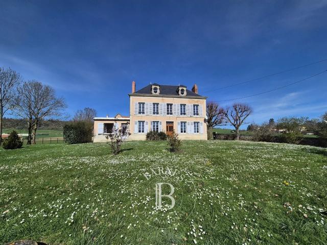 Maison de Maître, cour intérieure, dépendances, proche Riom 175m² Chaptuzat