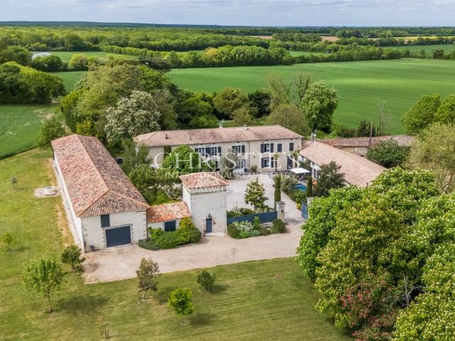 Maison De Maître Du XVe Siècle – Élégance Contemporaine & Ar. 616m² Saint Pierre d'Amilly