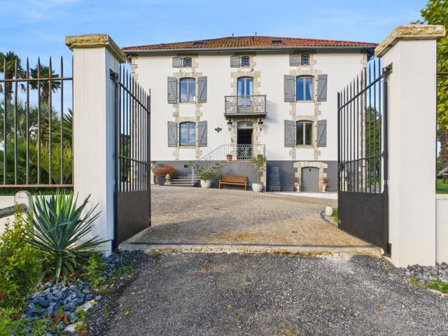 Maison de Maître du XVIIIe siècle à Guiche 410m² Guiche