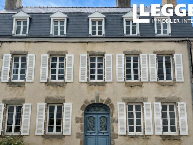 Maison de Maître du XVIIIe siècle avec cour, dépendances et annexe à Mayenne