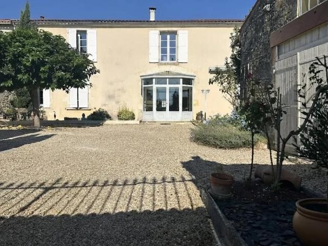 Maison de Maître du XIXe siècle au coeur de village avec pis. 264m² Bignay