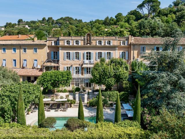 Maison de Maître du 19e siècle avec jardin et piscine. 480m² Apt