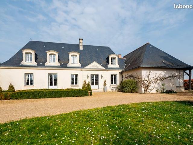 Maison de Maître d’architecte 323 m² habitables / 622 m² au sol, 10 pièces, 5 chambres, Sous sol de 244 m², piscine chauffée, carport, porche. Terrain
