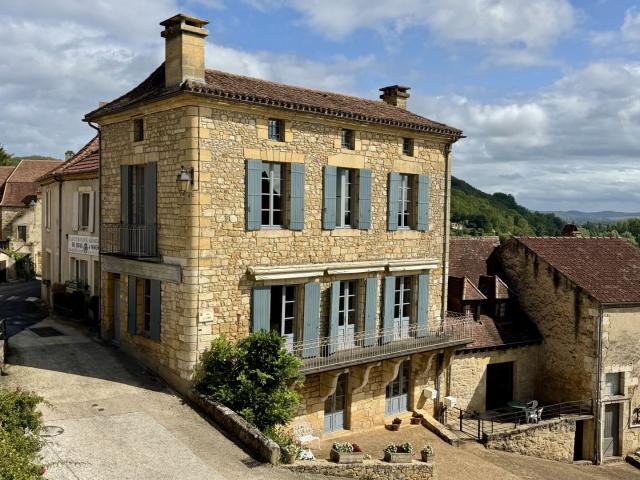 Maison de maître dans coeur de village typique périgourdin 225m² Saint Cyprien