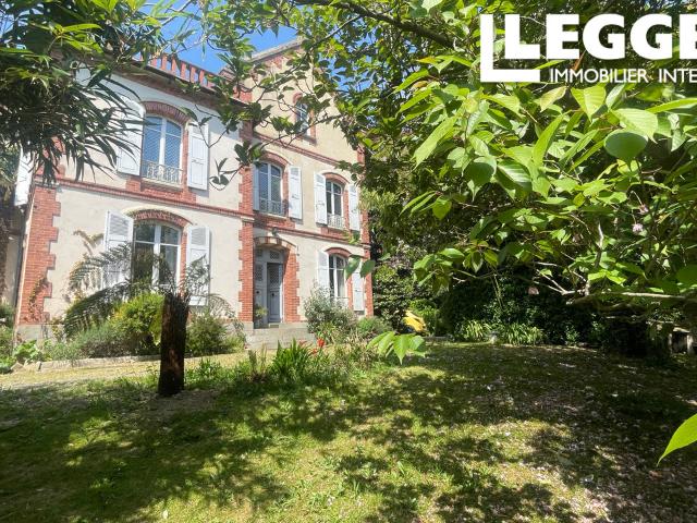 Maison de maître dans le centre de Coutances de 357 m2 avec 8 chambres, 3000 m2 de jardin arboré et 1 gite