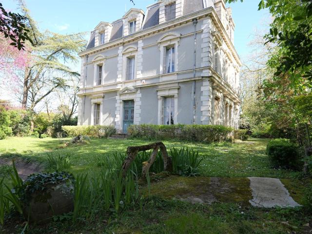 Maison De Maître Dans Un Parc De 4.600 M2 Au Centre De Thoua. 270m² Thouars