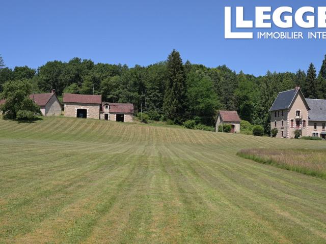 Maison de Maître dans une clairière 12 pièces dépendances 7,7 ha de prairie+bois, Havre de paix exceptionnel
