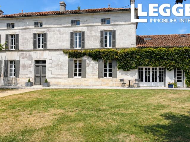 Maison de Maître de caractère avec gîtes, piscine et dépendances proche de Cognac