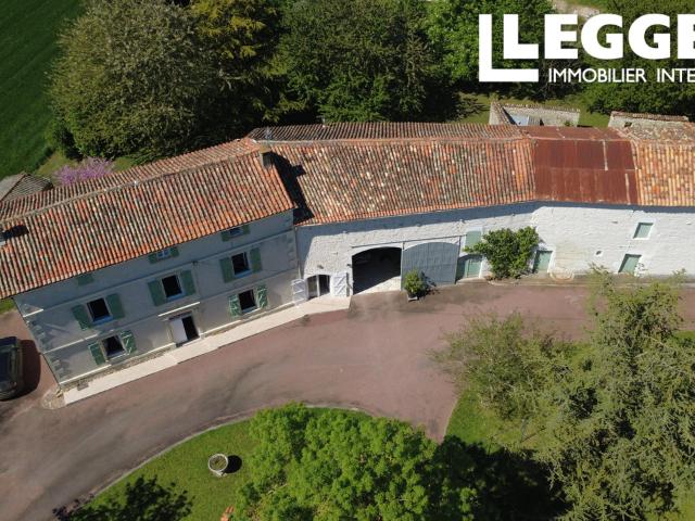Maison de maitre de caractère dans un charmant petit village non loin de Villefagnan