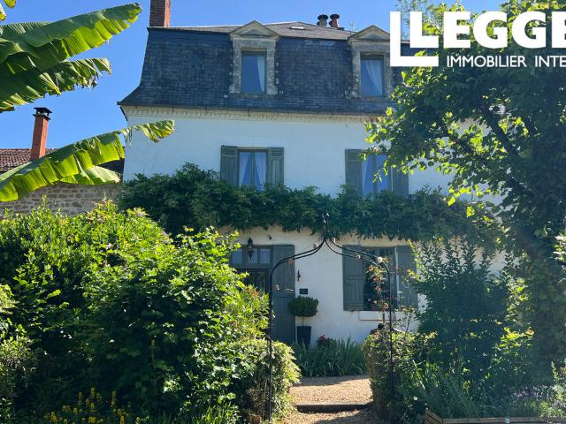 Maison de Maître de Caractère, Grange, Piscine, 1 hec & Accès Rivière. Aux Portes d’un Village Périgord Vert