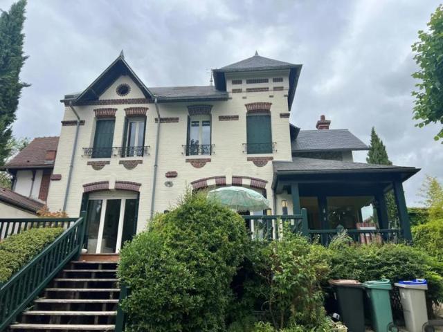 Maison de maître de 141 m2 édifiée sur un terrain de 1060 m2