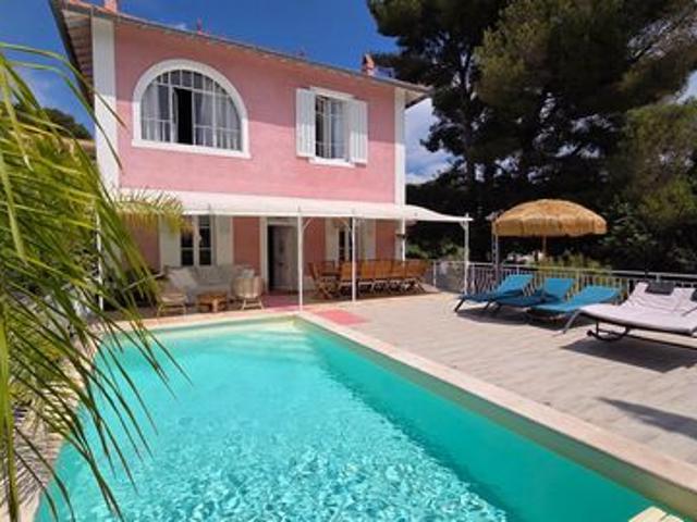 Maison de maître de 246 m² sur 608 m² de terrain, centre ville de Sanary