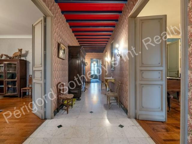 Maison de maitre de 500m² avec parc et dépendance au cœur du Pér