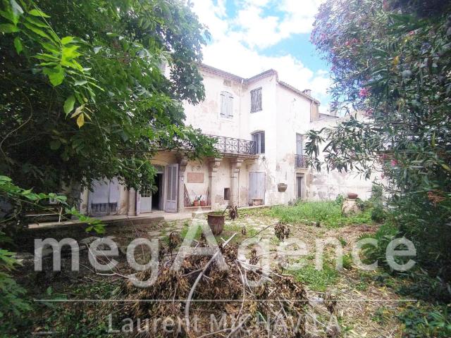 ?Maison de maître exceptionnelle de 300m2 avec jardin sur une parcelle de 536m2 à restaurer