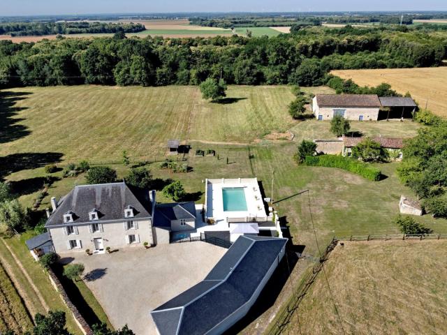 Maison de Maître élégante avec Gîte, Piscine Chauffée et 8Ha. 274m² Romagne