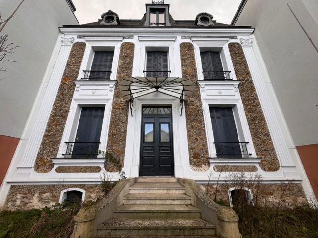Maison de maître en meulière hyper centre avec chambre au RDC