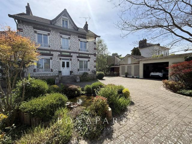 Maison de maître en meulière – 264 m² – Parc arboré de 1 440. 264m² Bonnières Sur Seine