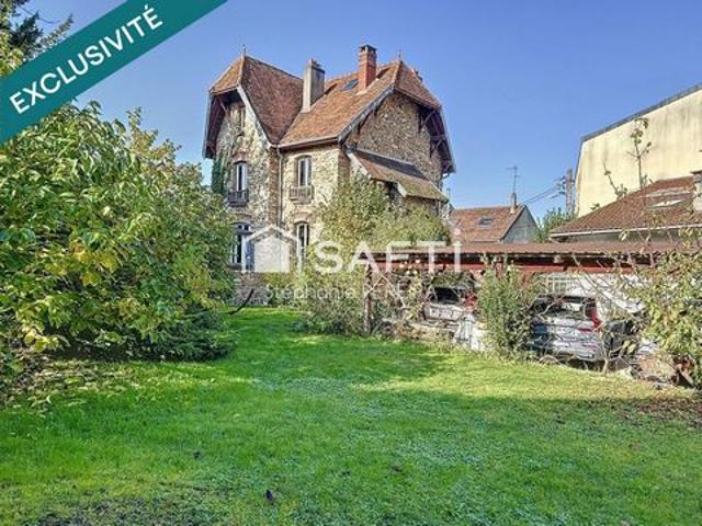 Maison de Maître en Meulières avec dépendances