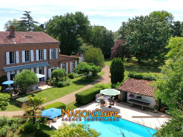 Maison de Maître en Brique Rouge avec Piscine et Parc