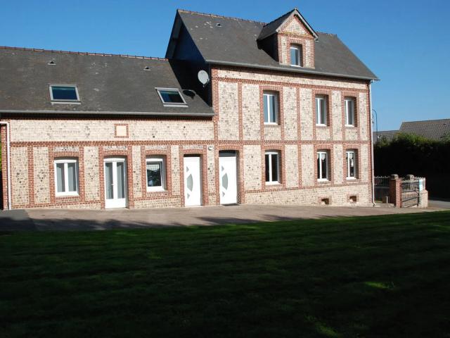 Maison de maître en briques et silex divisée en 3 logements avec